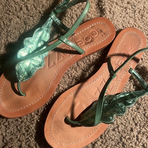 APEPAZZA Green Leather Crystal Jeweled Thong Flat Low Heel Sandal - Picture 3 of 3